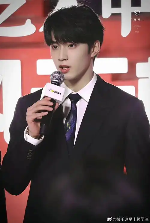 宋亚轩撇着嘴不走,杵在旁边等刘耀文刷好牙就又挂在了刘耀文身上,刘