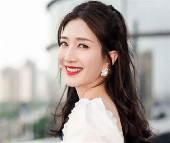 和胡歌分手9年后,江疏影的体面终究是没了,王传君一语成谶