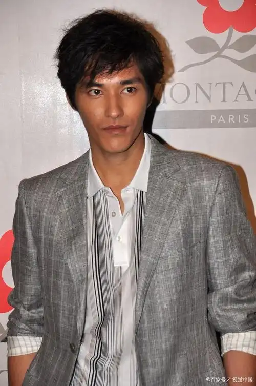 蓝正龙出席记者会,听到大s转身说拜