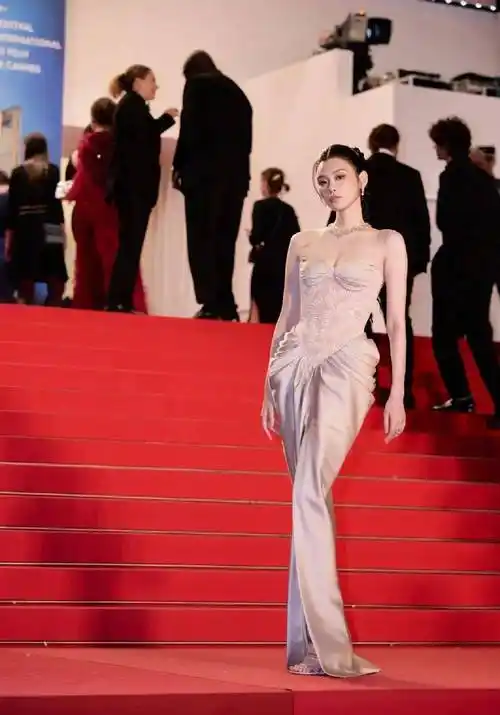 戛纳这一夜,奚梦瑶赢麻了_何猷君_刘雯_舞台