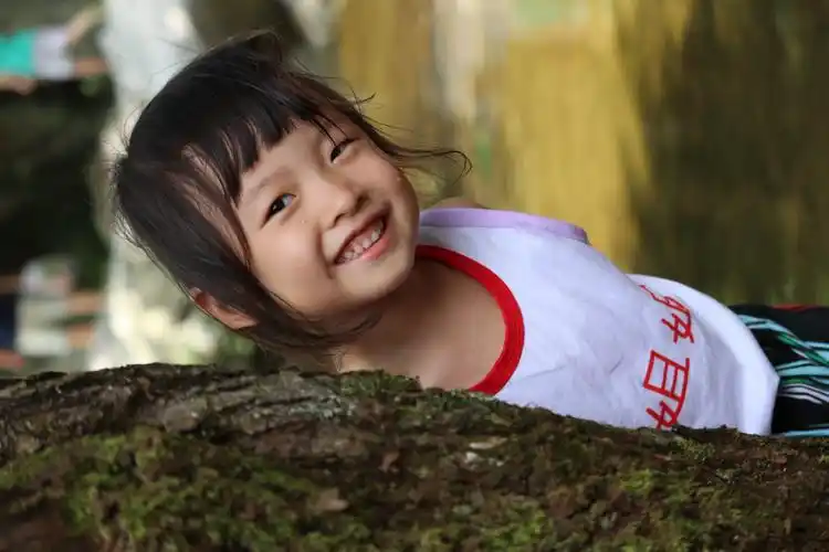 标题:戏水的孩子