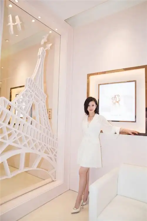 杨子姗郑州活动引围观 逗趣回应嘶吼男粉