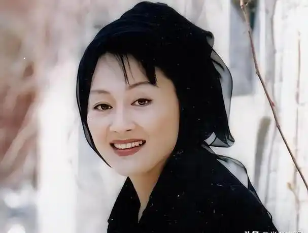 王姬:儿子有智力障碍,自己被骗光积蓄,却让女儿上交10年工资