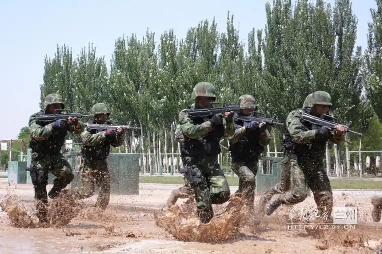 解放军天狼突击队批量魔鬼式训练照曝光