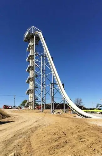 惊险刺激!挑战美国堪萨斯州世界最高水上滑梯(图)