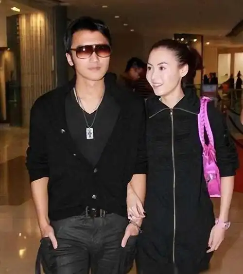 张柏芝晒出了大儿子的照片谢霆锋立刻回应网友明白吗