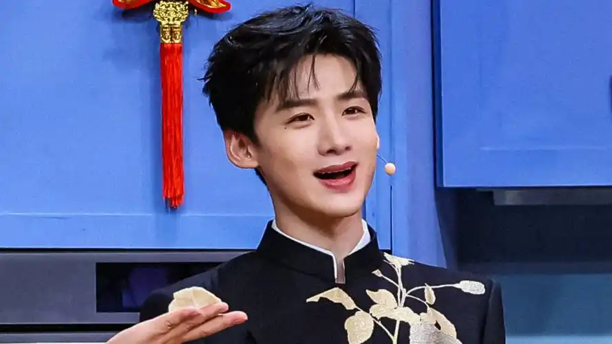 上春山三版彩排视频曝光,白敬亭两次与春晚走位一致,