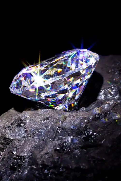 黑色背景上的黄色宝石