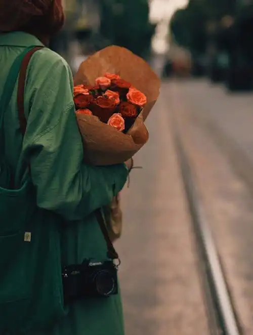 天花板级朋友圈抖音文案美图:生活是人控制钱,生存是钱控制人