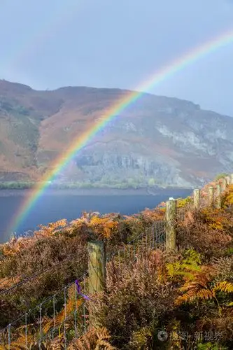 彩虹在秋高气爽的秋季水丘陵和山脉照片-正版商用图片0crpxf-摄图新