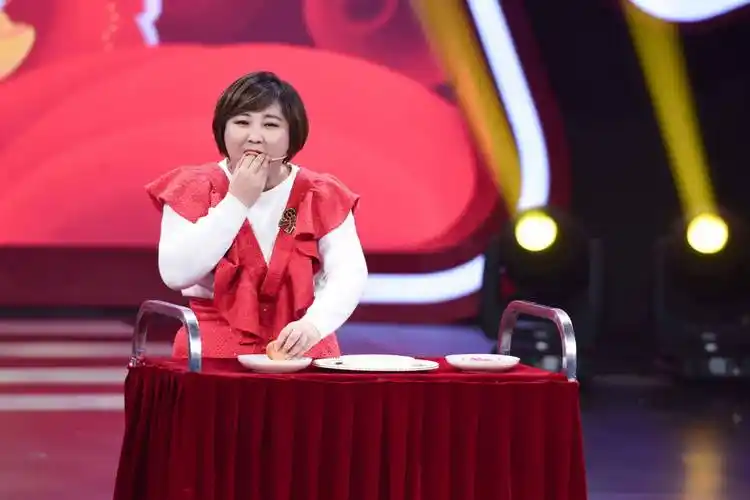 从卖随声听度日,到如今家喻户晓的谐星,贾玲成功与他脱不开联系_表演