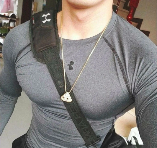 当平胸小姐姐碰上d罩杯大胸男结果网友伤害性不大侮辱性极强