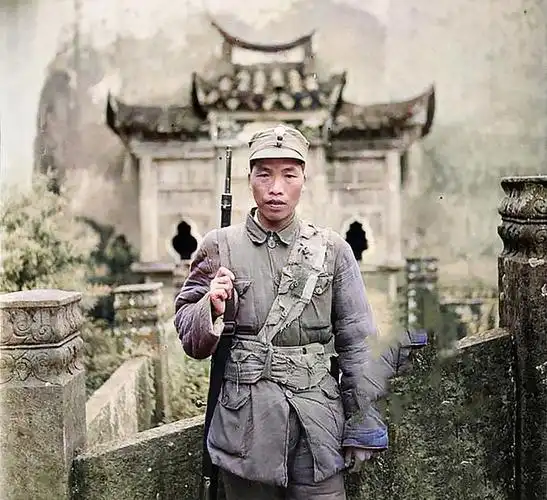 老照片:腰间别着毛瑟c96手枪的红军战士,1946年的四川万州桥