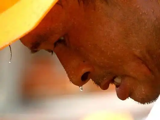 入伏天烈日下的忻州钢结构安装工人