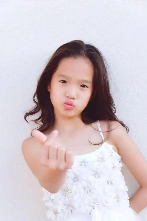 51岁钟丽缇与女儿室外热舞,14岁二女儿个头赶超妈,颜值高身材火辣