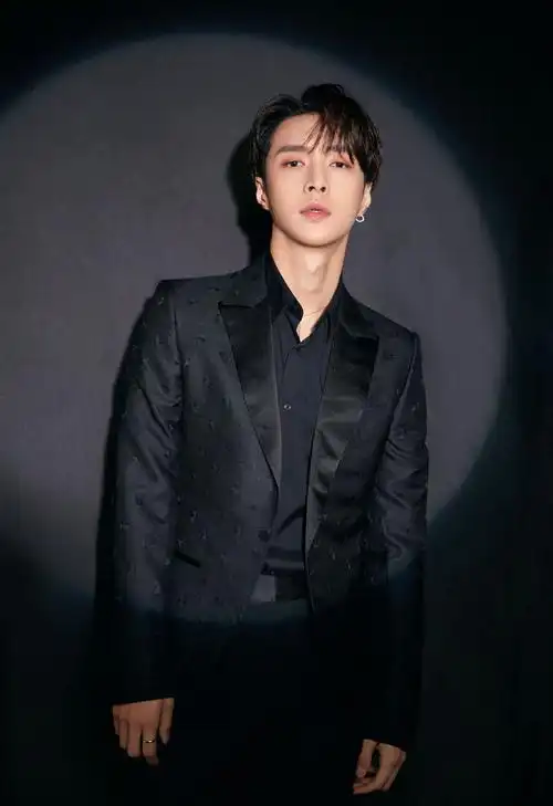 张艺兴红色西装帅气写真图片16