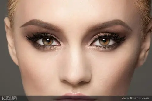 棕色眼眸的金发女性高清摄影图片