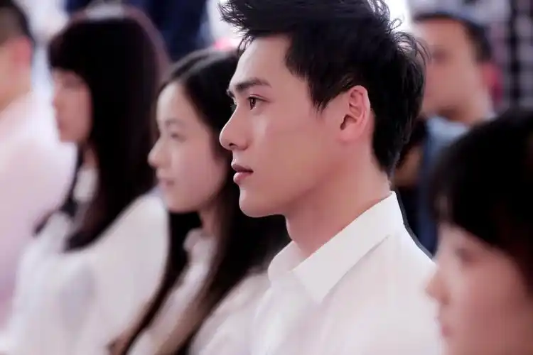 而此次出演易海蓝的新生代演员朱致灵一亮相就惊艳四座,其高大帅气的