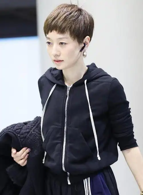 穿卫衣时尽量不要搭配裤子,看看马伊琍是怎么穿的,贼时髦_造型