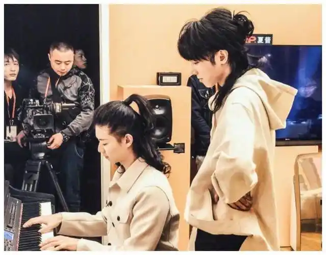 有种"整容"叫做华晨宇,换个发型如换脸,直接帅成国民校草_华晨伟_长发