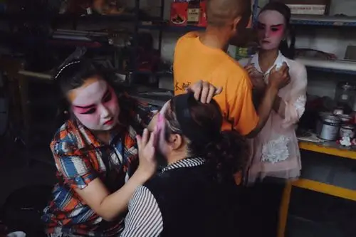 我们到来时老郭的学生正在化妆和准备,左一是老郭的女儿,左二是初学者