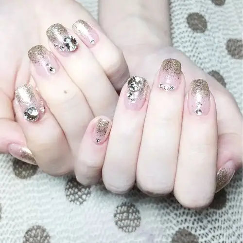 blingbling的镶钻美甲闪瞎眼la