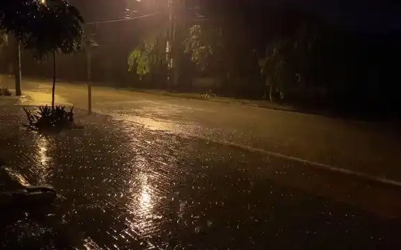 宁静小镇小房子阳台晚上下大雨-睡觉的雨声