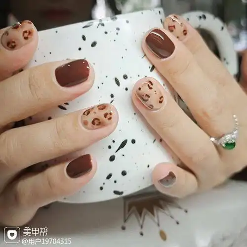 圆形裸色短指甲晕染简约美甲图片