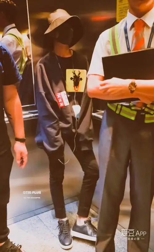 易烊千玺与角落的缘分 依然是想念电梯男孩的一天