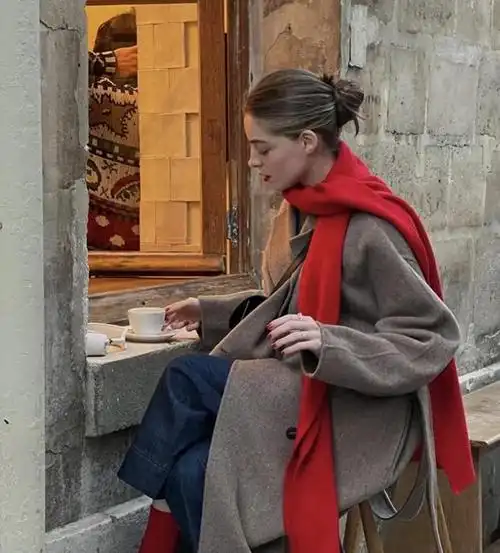 欧美ins博主掀起的风潮初冬留白式穿搭独属冬日里的一抹红色