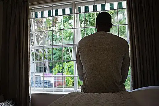 孤独的背影图片