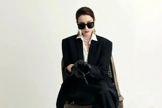 迪丽热巴墨镜西装造型大片##迪丽热巴墨镜西装造型好飒
