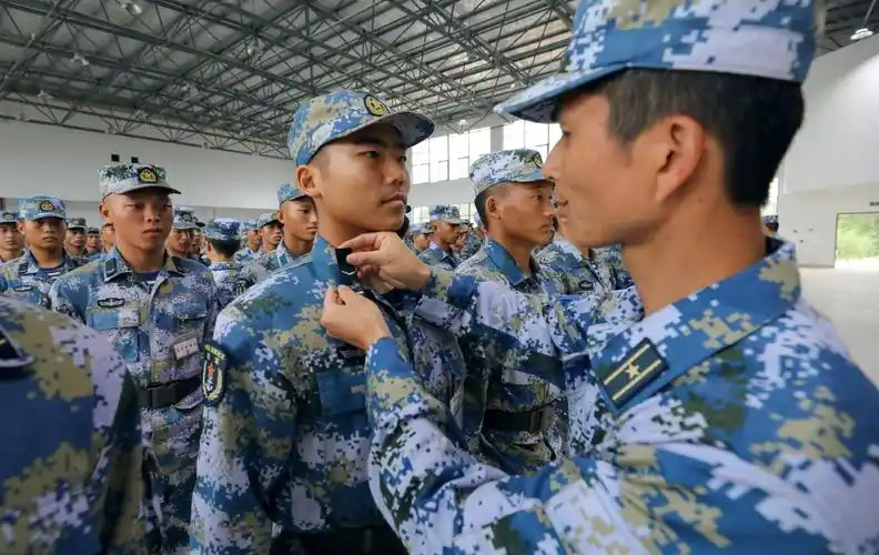 海军陆战队举行新兵授衔仪式士兵们斗志昂扬