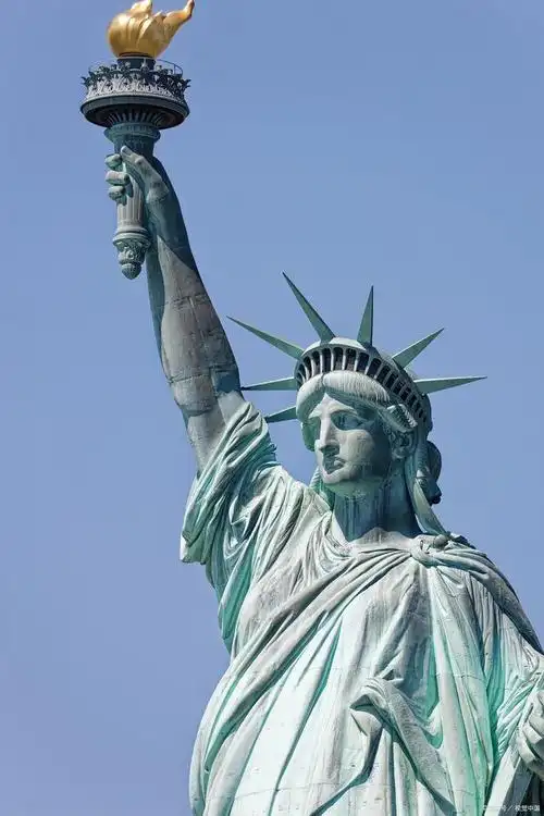 自由女神像,这座矗立在纽约港的标志性建筑,已经成为美国和自由的象征