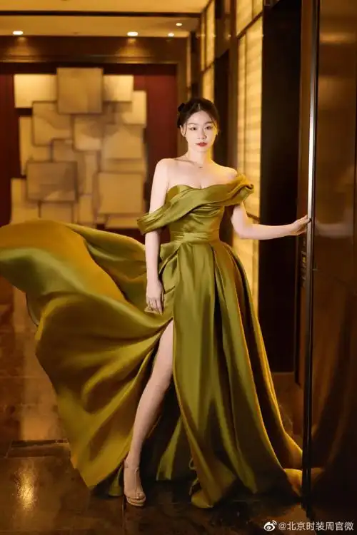 夏天这么穿,也能显瘦又撩人_金靖