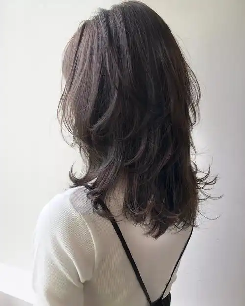 今年非常流行高层次的碎剪中长发超级好看又时髦
