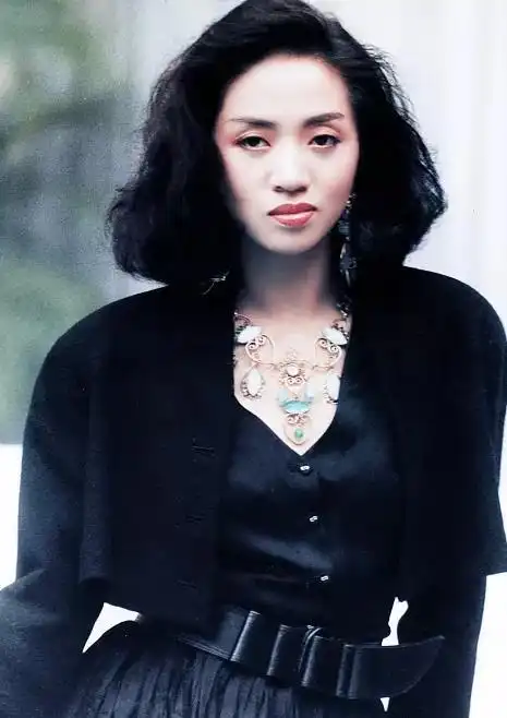 著名歌手和电影演员,原籍广西合浦,1963年10月10日出生于香港,五岁