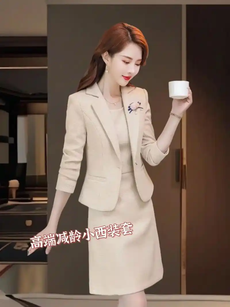 小香风西装外套搭配连衣裙简单洒脱,上身显瘦显腰身,不显单调!