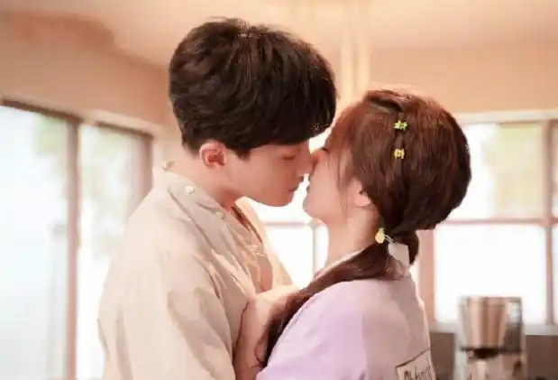 范世錡戚砚笛亲得死去活来谁注意手放的位置一看就是真情侣