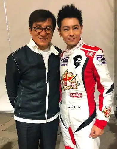 不老男神林志颖刚经历了一场大地震,全家跑到户外避难!