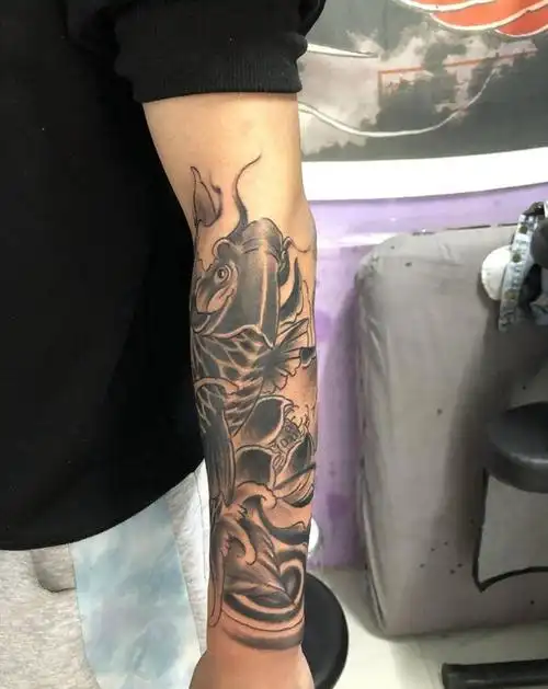 小臂鲤鱼遮盖全包纹身图片_手臂新传统纹身图案