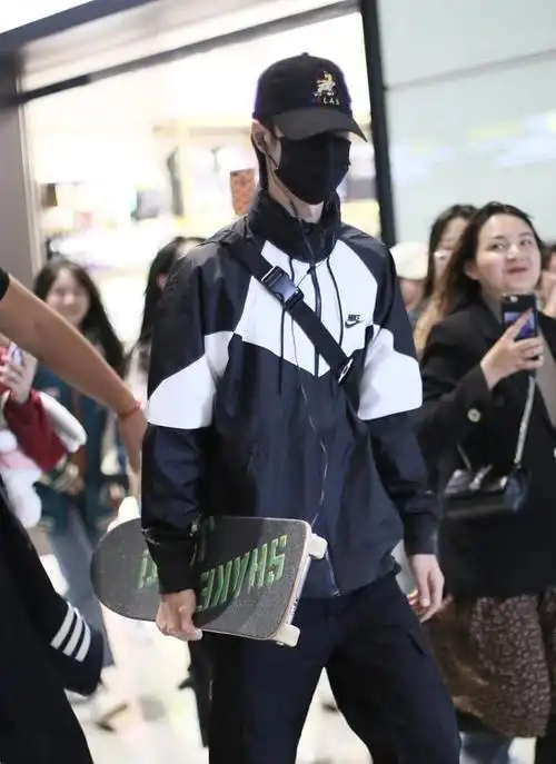 王一博街拍:nike冲锋衣 运动鞋工装裤 手拿滑板动感十足