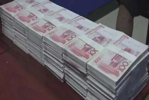 广东男子堆起大钞炫富 钞票上印有4字