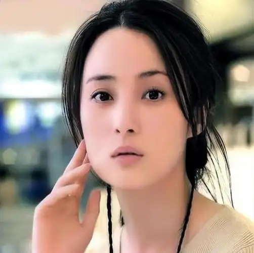 对于演员蒋勤勤来说,她的职业生涯充满了光彩,而感情生活却历经曲折.