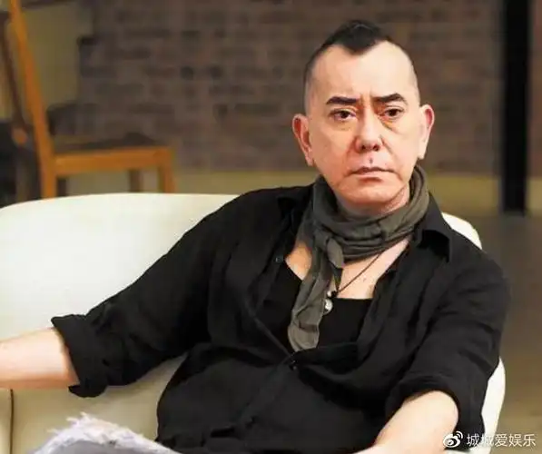 过街老鼠黄秋生再营业刘嘉玲现身捧场晒合影公开夸赞引争议