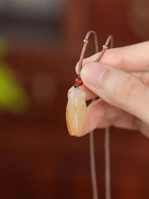 仿佛阵阵蝉鸣不绝于耳95玉蝉吊坠又寓意"一鸣惊人" ,祝福事业上升的