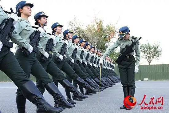 仪仗方队女兵卢戎俏在认真训练.