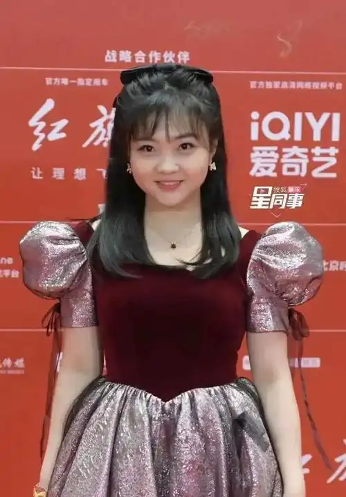 24岁林妙可现身北京电影节总觉得怪怪的又老又年轻又小的感觉