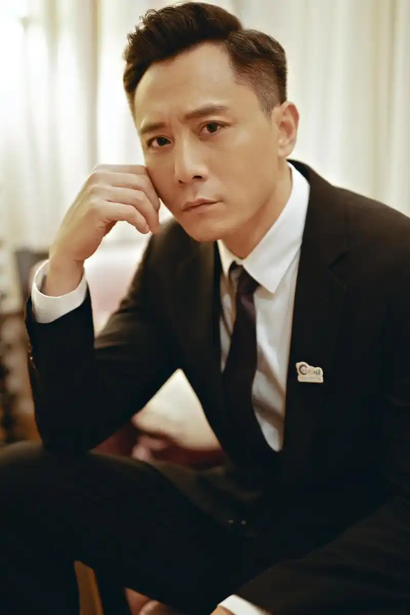 最新写真也随之曝光,镜头中的刘烨潇洒帅气,魅力十足,他透露自己的新