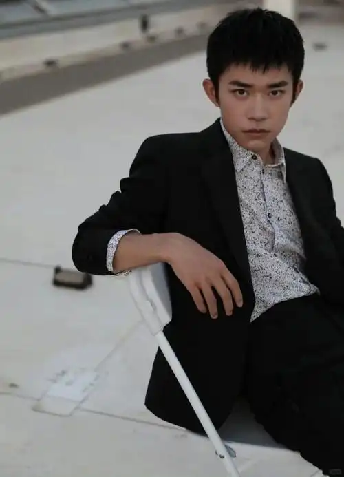 易烊千玺##美妆#易烊千玺的西装照帅死我了!